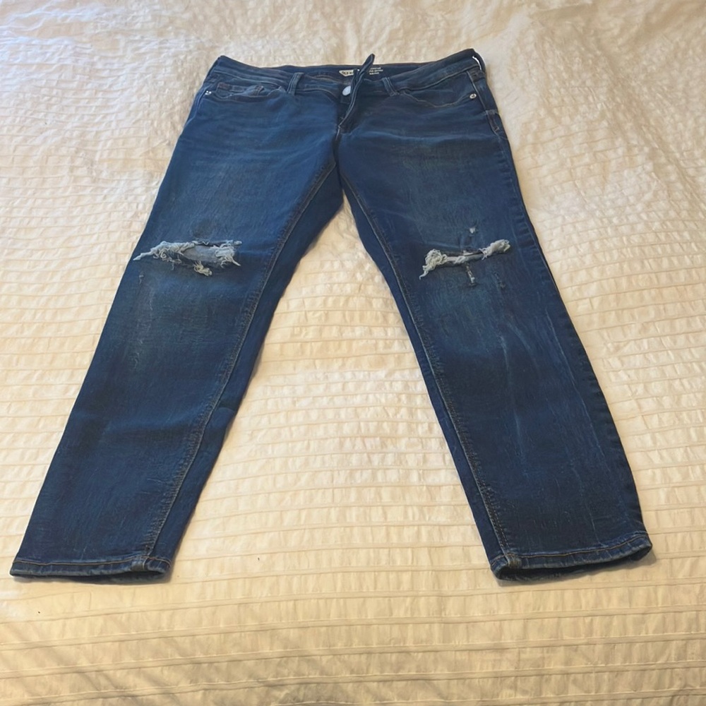 Denim Old Navy mid-rise super skinny jeans. Size 6.